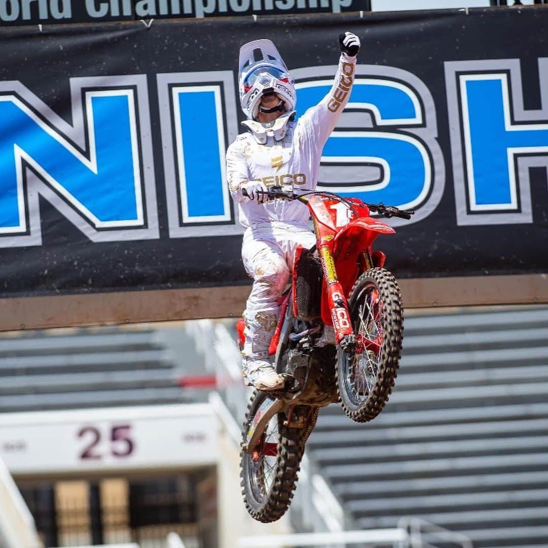 Honda Powersports USさんのインスタグラム写真 - (Honda Powersports USInstagram)「Red Rider Race Report  Congratulations to GEICO Honda’s @fchonda Chase Sexton @chasesexton , who successfully defended his 250SX East title, scoring his fifth win of the series at the 250SX East/West Showdown.  450SX main-event crashes held Ken Roczen @kenroczen94 and Justin Brayton @justinbrayton to seventh- and 12th-place results, respectively, at round 17 of the AMA Supercross series. Congrats to Ken for finishing third in the final standings.  Phoenix Racing Honda @phxracinghonda rider Joel Hetrick @hetrick_88 maintained his title-chase lead with 1-2 moto scores at the Sunset Ridge MX round of the AMA ATV Motocross Championship. #ridered」6月23日 3時01分 - honda_powersports_us