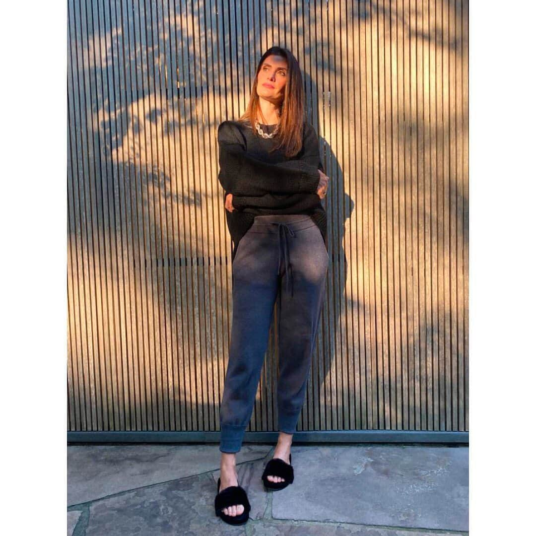 Arezzoさんのインスタグラム写真 - (ArezzoInstagram)「Faça como a @isabellafiorentino e aposte no #ArezzoHome pretinho básico. Ele vai bem com diversos looks, garantindo muito conforto para todos os momentos do seu dia. 🖤  Ref. A1075400080001」6月23日 3時01分 - arezzo