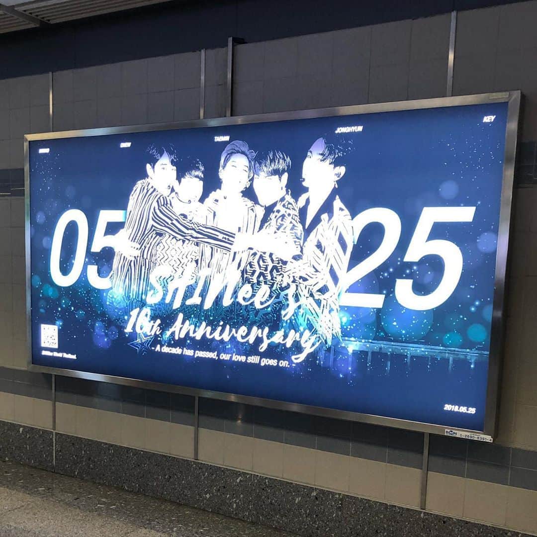 のインスタグラム：「2年前のタイのバンコクの駅にて🇹🇭 駅にSHINeeがいたよ💎💎💎💎💎 たくさんの人が撮影してました。 世界中の人達から愛されてたよ✨ SHINee日本デビュー9周年おめでとう🎉  #SHINee #SHINee日本デビュー9周年おめでとう #SHINee_JapanDebut9years #SHINee_JapanDebut9year #SHINee_JapanDebut_9th_Anniversary #샤이니일본데뷔9주년 #タイでSHINee😁」