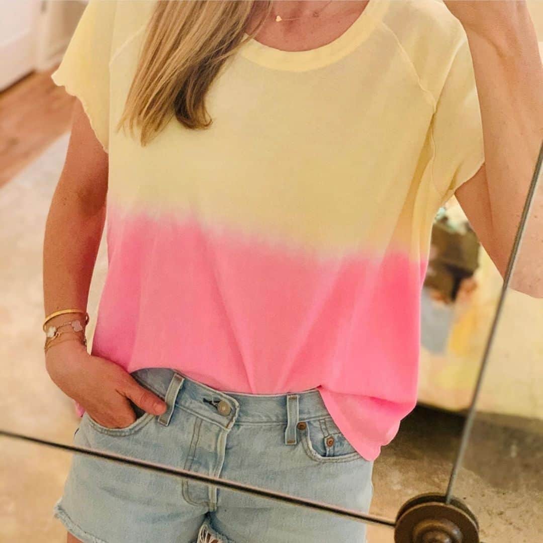 チェイサーのインスタグラム：「popsicle dream tee🍬☀️🍧💕✨ @simply_megs_boutique  #chaserbrand #dipdyetop #dipdyetshirt #dipdye #tiedye #dipdyeshirt」