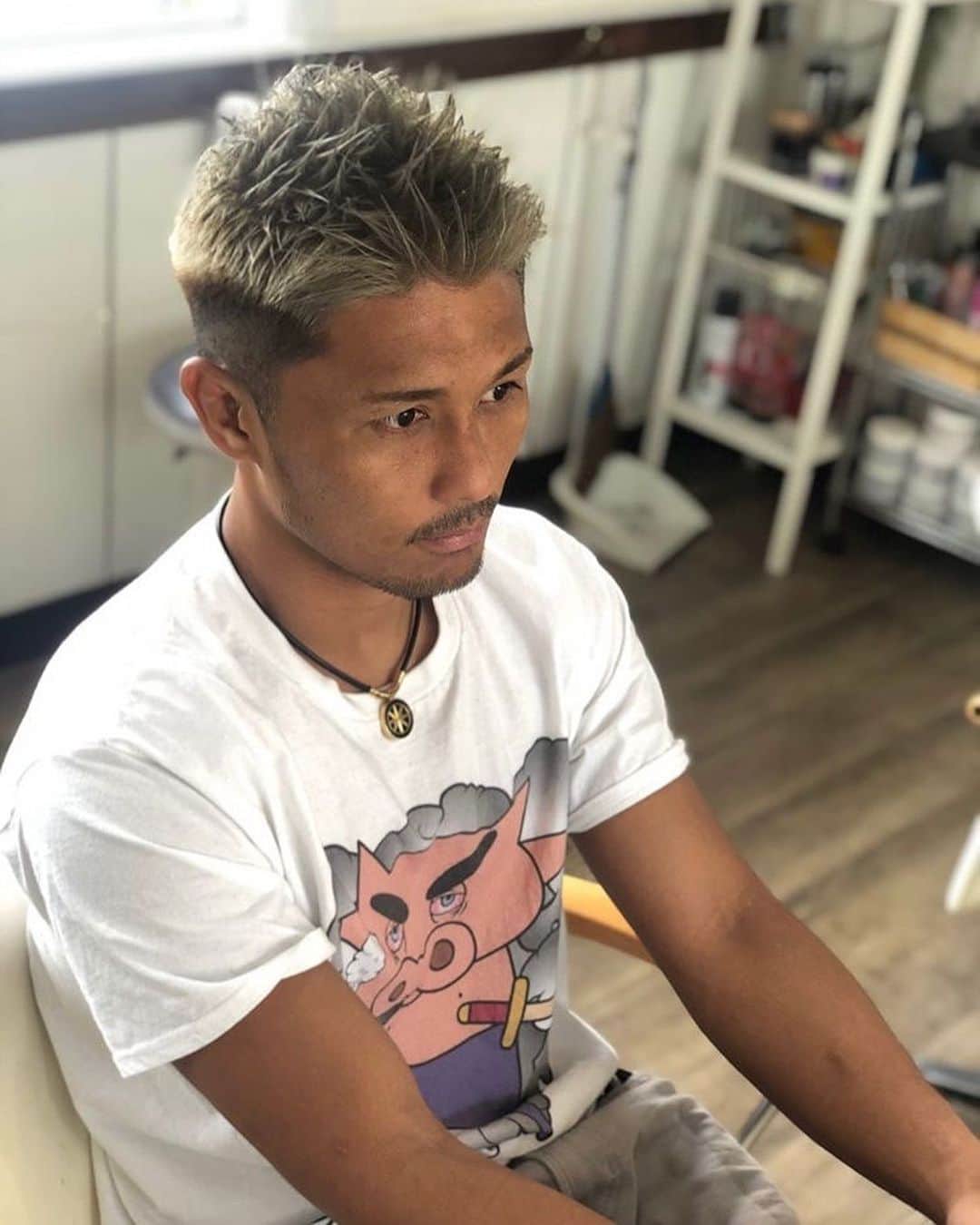 大沢文也のインスタグラム：「軽くカットしてカラーもしてもらいました(^ ^) ありがとうございました😊 Tシャツも注目です！  美容室はこちら😁 @dbond724  Tシャツはこちら😁 @tokyo_dt_cartel  #カット #カラー #メンズヘア #メンズヘアスタイル #メンズヘアカラー #アッシュ #アパレル #メンズファッション #tシャツ」