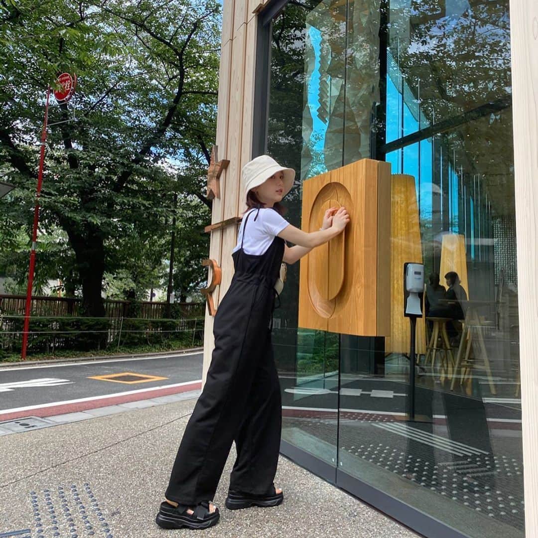 ひよんのインスタグラム：「🚪🌼👖 ㅤㅤㅤㅤㅤㅤㅤㅤㅤㅤㅤㅤ 小人の国にいく扉みっけ🙃🙃爆 また逆再生式で写真並べてみたから 3枚目から見てみてね😂❤️ㅋㅋㅋ ㅤㅤㅤㅤㅤㅤㅤㅤㅤㅤㅤㅤㅤ この日は @9unq.official の  #ゆるっと美ボディーオールインワン を 着たのだけど本当に楽ちん🥺❤️❤️ ウエストのヒモの部分が割と上にあるから キツく結ぶだけでスタイルアップするよ💃💞 ㅤㅤㅤㅤㅤㅤㅤㅤㅤㅤㅤㅤㅤ @9unq.official  ㅤㅤㅤㅤㅤㅤㅤㅤㅤㅤㅤㅤㅤ #daily #nakameguro #cafe #9unq #9unqstyle #9unqコーデ #꾸안꾸 #クアンク #ひよん」