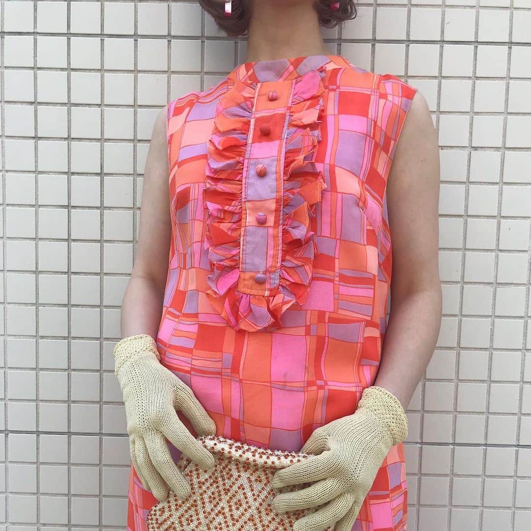 NUTTY Vintage&Collectibleのインスタグラム：「☕️NEW ARRIVAL☕️ ㅤㅤㅤㅤㅤㅤㅤㅤㅤㅤㅤㅤㅤ ☑︎60's orange pink &purple psychedelic dress ㅤㅤㅤㅤㅤㅤㅤㅤㅤㅤㅤㅤㅤ 60'sなカラフルでポップな サイケデリック柄🌀 一枚でパッと 華やかになります🌷 .  袖幅が広めに開いているので、 中に重ね着や パンツと合わせてもかっこよく着用頂けます＊ ＊ONLINE  STOREにてお買い求めいただけます＊ ㅤㅤㅤㅤㅤㅤㅤㅤㅤㅤㅤㅤㅤ ------------------------------------- 🛍NUTTY通販について🛍 ------------------------------------- ◎掲載商品は全て通販可能となっておりますので、詳細はDMにてお気軽にお問い合わせくださいませ。また、ONLINE STOREに随時商品を掲載しております。商品詳細も記載しておりますので、是非ご利用くださいませ。 🔎 http://nutty.theshop.jp/ （ プロフィールページURLよりjump🕊） ㅤㅤㅤㅤㅤㅤㅤㅤㅤㅤㅤㅤㅤ ◎ご自宅でもお買い物をお楽しみいただけるVIDEO CHAT SHOPPING📺テレビ電話をお繋ぎして、リアルタイムでご案内いたします。詳細は過去の投稿をご覧ください。」