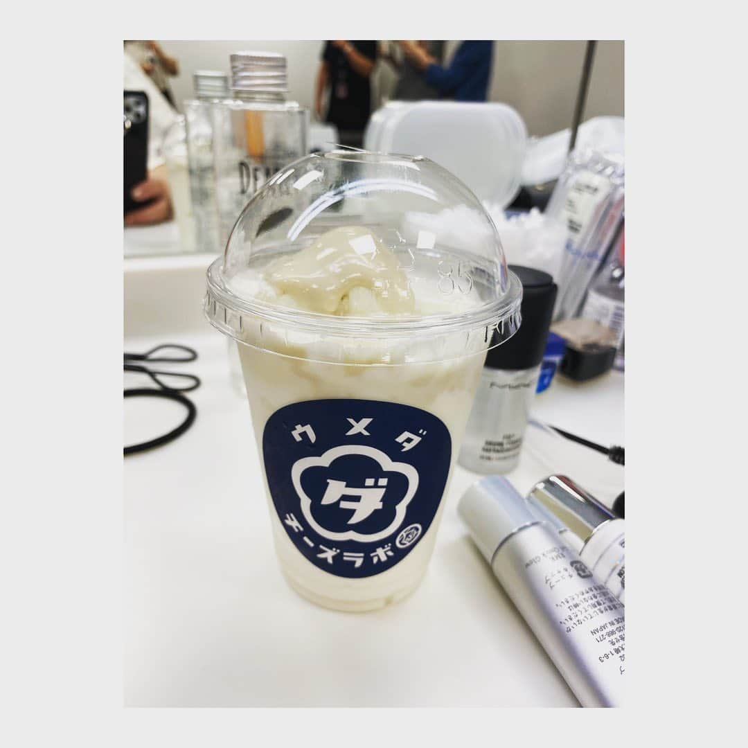 海原ともこさんのインスタグラム写真 - (海原ともこInstagram)「チーズラボの飲めるチーズケーキを差し入れで頂きました。  おいしー✨↗️ 差し入れしてくれたのは…ラジオチームの佐藤Pと、さんちゃんD  ご馳走様でした。」6月23日 14時08分 - tomocolovesmile