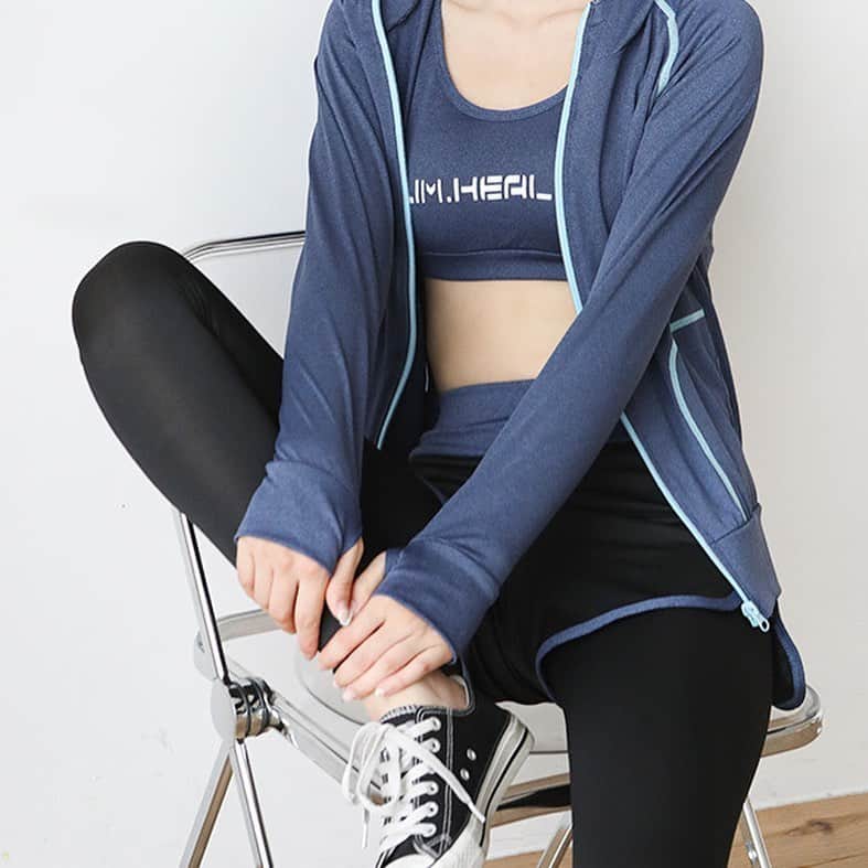 maison de LATIRのインスタグラム：「スタイリッシュにおしゃれ心をくすぐるパーカー、ブラ、インナーｔシャツ、ショートパンツ、ロングパンツの5点セットです。 絶妙なライン使いがスタイルアップ効果も。 ボトムはレギンス一体型なので気になるお尻周りもすっぽりカバー。 ジョギングやヨガ等身近なスポーツが楽しみになるセットです。 . お求めはコチラから▼▼ @maison_de_latir #maison_de_latir #https://shop-list.com/women/brand/maison-de-latir/」