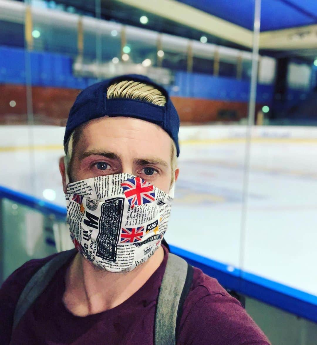 ニール・ブラウンのインスタグラム：「Back on track. 5.45 💪 #instamood #instapic #picoftheday #coach #backontheice #backtowork #earlybird #workmode #instagay #icedancer #gay #lgbt #followme #instafollow #lyon #igers #igerslyon #coachinglife #maskon #british #cute #figureskater」