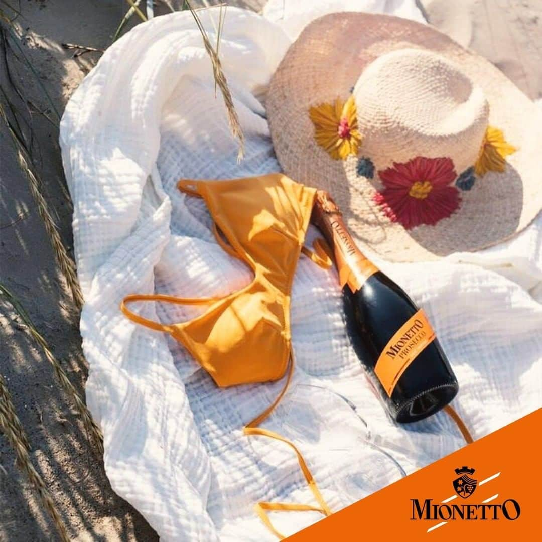 Mionetto Prosecco Deutschlandのインスタグラム：「Sommeranfang ☀️🧡🌻 Bikini und Mionetto Prosecco schnappen und los geht’s! 👙🥂 . . . #sommersonnesonnenschein  #ladolcevita #mionetto #mionettoprosecco」