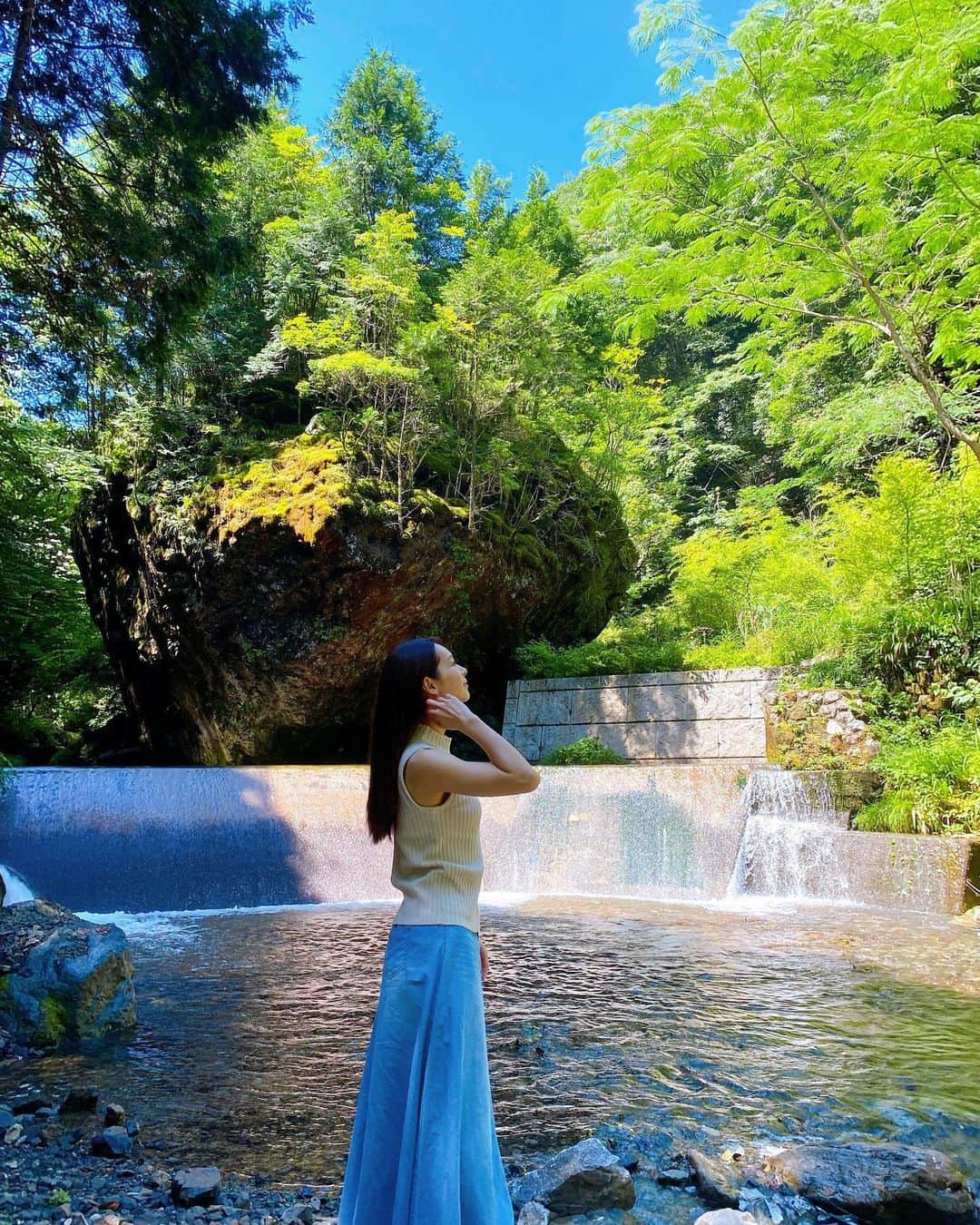 酒井瞳さんのインスタグラム写真 - (酒井瞳Instagram)「大好きな場所に来れた！ ラッキー🤗✨笑 気持ちが良い！山育ちだから山が落ち着くのね！笑 これでもかってくらい宮崎の自然のパワーもらったからみんなにおすそわけする☀️ 届けーー💪✨ #宮崎 #山 #自然 #水 #きれい #マイナスイオン」6月23日 12時57分 - s.sakaihitomi