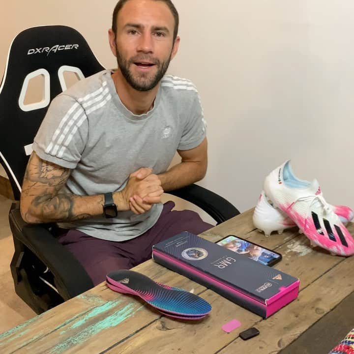 ミゲル・ラジュンのインスタグラム：「Siempre creando... gracias @adidasmx por mi kit #ADIDASGMR ahora si estoy listo para los retos en @easportsfifalatam y llevar registro de mis entrenamientos o los partidos en casa con mis hijos!! . 🤙🏻⚽️ . #CREANDOCONADIDAS #FOOTBALL #FUTBOL #gaming #gamer」