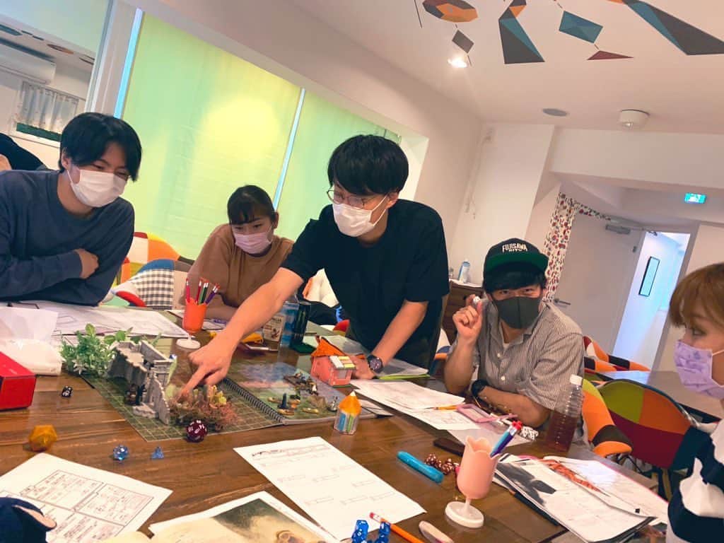 Codyのインスタグラム：「悩んで、悩んで自分がやりたいことをやっとみつけた！😌 僕は最近どちらかというとステージに立つより、作品を作るのが楽しくて、芸人つづくか辞めるかずっと悩んでいた。😢 楽しいこと、自分が好きなことを仕事にしたいと思って新しい企画をやることにしました。👏🏾 芸人集めて カメラマン、撮影現場、司会者も見つけて  やっと頭の中で浮かんだものが形になっています。🤩 初心者にかかわらず皆はキャラクター演じきってたし、楽しいゲームができましたので、もうちょっと練習会やって、来月カメラテストの段階に入りたいと思ってるところです。  ワクワクしかない！🤪 心配してくれていた人はいっぱいいるだけど、安心して！CODYは頑張ってるよ！💪🏾」
