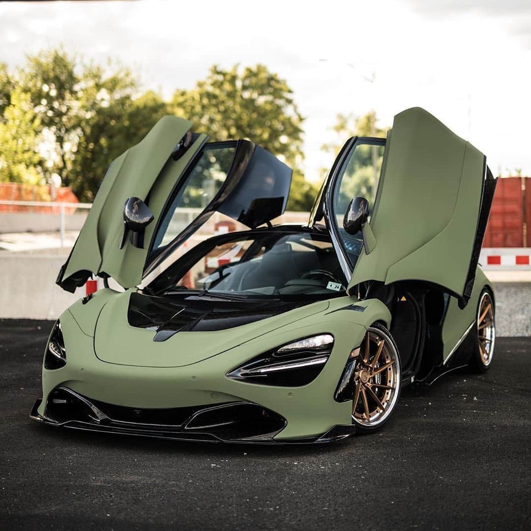 CARLiFESTYLEさんのインスタグラム写真 - (CARLiFESTYLEInstagram)「Military Green 720s and 488. What do you guys think? Photo by @exotic_car_lover | @juan_zillaa #carlifestyle #488 #720s @illmatic_wraps」6月23日 13時04分 - carlifestyle