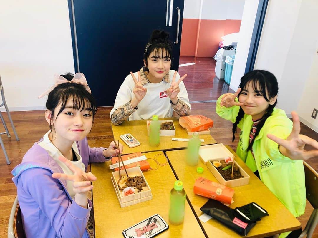 ニコ☆プチのインスタグラム：「😋🍴 おいしいお弁当で はっぴーだった日🍱💖 おねーさんたちのランチタイム🍖 . . #石山えこ  #関谷瑠紀  #高比良由菜 #卒モオフショは8月号発売まで上げるよん😉」