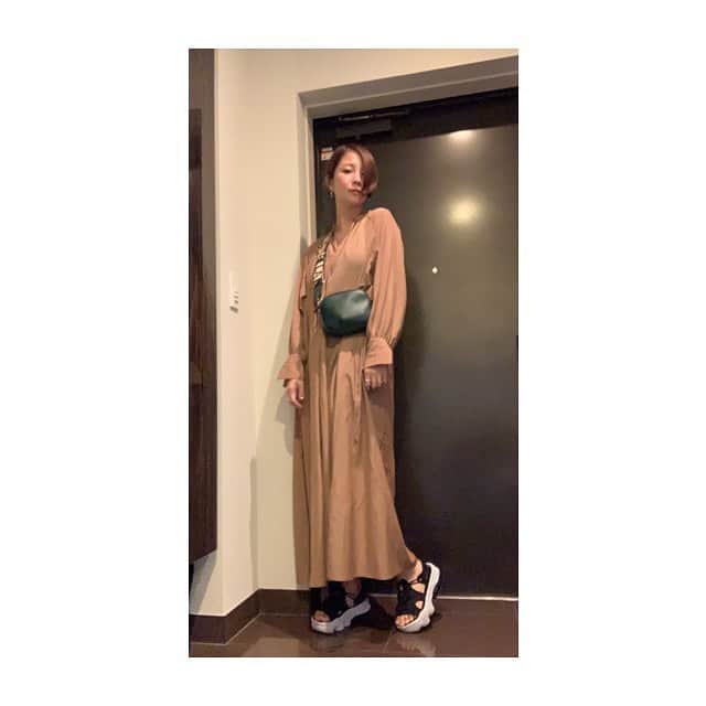 田中美保さんのインスタグラム写真 田中美保instagram お仕事へ 今日の私服 この間一目惚れで Adametrope で購入したワンピース なんとセールになってて 色も形も丈も素材感も全てパーフェクトに好み 他の色も欲しくなる お誕生日にもらった