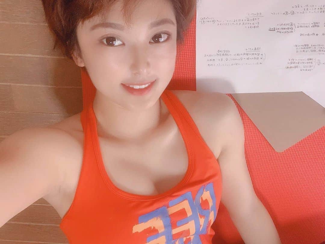 のインスタグラム：「だいぶ肩まわりに筋肉付いてきて、応用のヨガのポーズも安定して出来るようになってきた♡嬉しい！！ 筋肉は裏切らないw 一年以上かけて育ててきたw  #yogini  #yogalife #yogapractice #yogamylife #ryt200 #ヨガ　#ヨガのある暮らし #ヨガインストラクター #yogainstructor #fitness #workoutgirl #fitnesswear #reebok #ショートヘア #shorthairstyle」