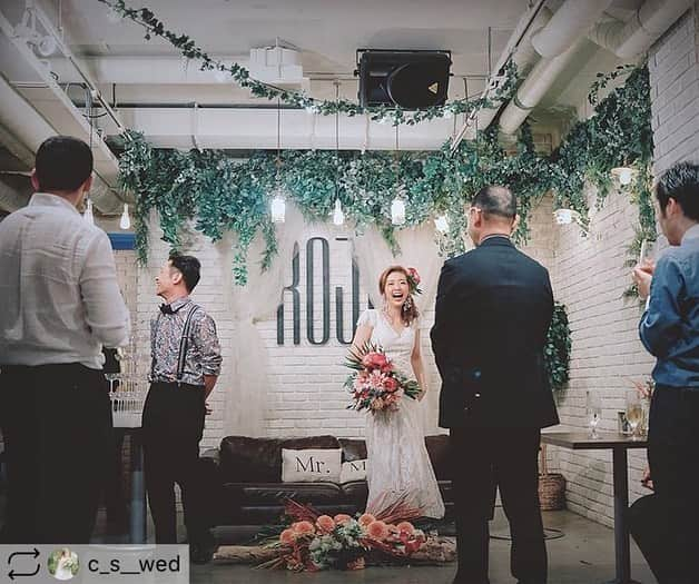 hacocoro weddingさんのインスタグラム写真 - (hacocoro weddingInstagram)「・ こちらのお写真は @c_s__wedさまより リグラムさせていただきました♡ 父の日が結婚式を振り返る時間に。 お父様との素敵なお写真にほっこり^^ ❁ 幸せのお手伝いができたこと心より嬉しく思います♡ ・ 【お客様の声】 父の日ありがとうの日💓 . ..ということで お久しぶりですが、父とのphotoをpost📸✨ .  大好きなお父さんは 実は二次会でまさかのサプライズ登場( ; ; )✨ .  これは🤵が考えてくれたサプライズ演出で、 結婚式には来れなかった父と一緒に 叶えたかったバージンロードを 歩かせてもらいました...。 この計画はゲストも殆ど皆知らなかったそうです。 .  結婚式終わって、"二次会は絶対泣かないわ〜！"って言いながらのスタートだったのに まさかの大号泣😭な瞬間でした。(顔がヤバイ)笑 .  今年も元気に健康で居てね お父さん☺︎ .  #載せてなかったシリーズ #二次会レポ#結婚式二次会 #二次会ドレス#前撮りドレス #セルドレス#jenniferbehr #卒花嫁#結婚式#プレ花嫁#結婚準備#tg花嫁 #ウエディングレポ#プラコレ#farnyレポ#みんなのウェディング#Wedding#夏婚#2019年夏婚 #全国のプレ花嫁さんと繋がりたい #dressy花嫁#farnyレポ#ハナコレ #ウェディングソムリエアンバサダー #フォトジェニックブライドアンバサダー#卒花レポ#マイレポ#ゼクシィ花嫁#卒花嫁レポ ・ ・ 【会場】 #ROJIbyhacocoro ------------------- #hacocoroをつけて、 当日の様子をUPしてくださいね⁂* 公式IGにてリグラムされるかも♡ ------------------- ▽1.5次会、二次会はお任せください❁ お問い合わせはTOPから* >>>@hacocoro_wedding ------------------- ▽顔合わせ、家族婚についてはこちらから❁ >>>@yuinomono_ale -------------------」6月23日 13時28分 - hacocoro_wedding