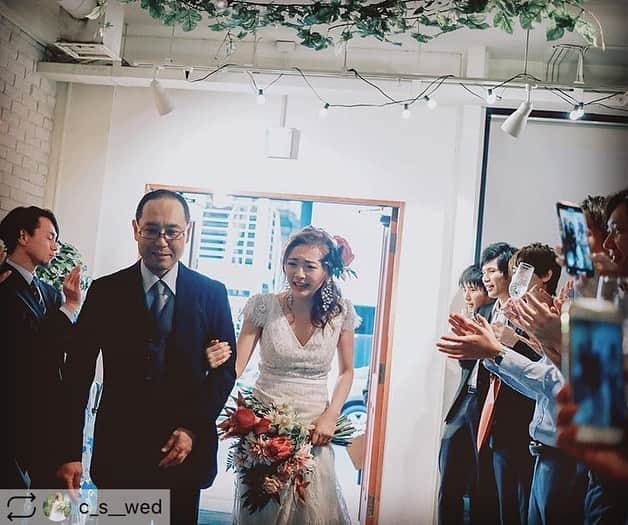 hacocoro weddingさんのインスタグラム写真 - (hacocoro weddingInstagram)「・ こちらのお写真は @c_s__wedさまより リグラムさせていただきました♡ 父の日が結婚式を振り返る時間に。 お父様との素敵なお写真にほっこり^^ ❁ 幸せのお手伝いができたこと心より嬉しく思います♡ ・ 【お客様の声】 父の日ありがとうの日💓 . ..ということで お久しぶりですが、父とのphotoをpost📸✨ .  大好きなお父さんは 実は二次会でまさかのサプライズ登場( ; ; )✨ .  これは🤵が考えてくれたサプライズ演出で、 結婚式には来れなかった父と一緒に 叶えたかったバージンロードを 歩かせてもらいました...。 この計画はゲストも殆ど皆知らなかったそうです。 .  結婚式終わって、"二次会は絶対泣かないわ〜！"って言いながらのスタートだったのに まさかの大号泣😭な瞬間でした。(顔がヤバイ)笑 .  今年も元気に健康で居てね お父さん☺︎ .  #載せてなかったシリーズ #二次会レポ#結婚式二次会 #二次会ドレス#前撮りドレス #セルドレス#jenniferbehr #卒花嫁#結婚式#プレ花嫁#結婚準備#tg花嫁 #ウエディングレポ#プラコレ#farnyレポ#みんなのウェディング#Wedding#夏婚#2019年夏婚 #全国のプレ花嫁さんと繋がりたい #dressy花嫁#farnyレポ#ハナコレ #ウェディングソムリエアンバサダー #フォトジェニックブライドアンバサダー#卒花レポ#マイレポ#ゼクシィ花嫁#卒花嫁レポ ・ ・ 【会場】 #ROJIbyhacocoro ------------------- #hacocoroをつけて、 当日の様子をUPしてくださいね⁂* 公式IGにてリグラムされるかも♡ ------------------- ▽1.5次会、二次会はお任せください❁ お問い合わせはTOPから* >>>@hacocoro_wedding ------------------- ▽顔合わせ、家族婚についてはこちらから❁ >>>@yuinomono_ale -------------------」6月23日 13時28分 - hacocoro_wedding