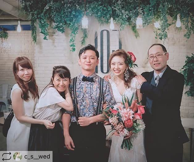 hacocoro weddingさんのインスタグラム写真 - (hacocoro weddingInstagram)「・ こちらのお写真は @c_s__wedさまより リグラムさせていただきました♡ 父の日が結婚式を振り返る時間に。 お父様との素敵なお写真にほっこり^^ ❁ 幸せのお手伝いができたこと心より嬉しく思います♡ ・ 【お客様の声】 父の日ありがとうの日💓 . ..ということで お久しぶりですが、父とのphotoをpost📸✨ .  大好きなお父さんは 実は二次会でまさかのサプライズ登場( ; ; )✨ .  これは🤵が考えてくれたサプライズ演出で、 結婚式には来れなかった父と一緒に 叶えたかったバージンロードを 歩かせてもらいました...。 この計画はゲストも殆ど皆知らなかったそうです。 .  結婚式終わって、"二次会は絶対泣かないわ〜！"って言いながらのスタートだったのに まさかの大号泣😭な瞬間でした。(顔がヤバイ)笑 .  今年も元気に健康で居てね お父さん☺︎ .  #載せてなかったシリーズ #二次会レポ#結婚式二次会 #二次会ドレス#前撮りドレス #セルドレス#jenniferbehr #卒花嫁#結婚式#プレ花嫁#結婚準備#tg花嫁 #ウエディングレポ#プラコレ#farnyレポ#みんなのウェディング#Wedding#夏婚#2019年夏婚 #全国のプレ花嫁さんと繋がりたい #dressy花嫁#farnyレポ#ハナコレ #ウェディングソムリエアンバサダー #フォトジェニックブライドアンバサダー#卒花レポ#マイレポ#ゼクシィ花嫁#卒花嫁レポ ・ ・ 【会場】 #ROJIbyhacocoro ------------------- #hacocoroをつけて、 当日の様子をUPしてくださいね⁂* 公式IGにてリグラムされるかも♡ ------------------- ▽1.5次会、二次会はお任せください❁ お問い合わせはTOPから* >>>@hacocoro_wedding ------------------- ▽顔合わせ、家族婚についてはこちらから❁ >>>@yuinomono_ale -------------------」6月23日 13時28分 - hacocoro_wedding