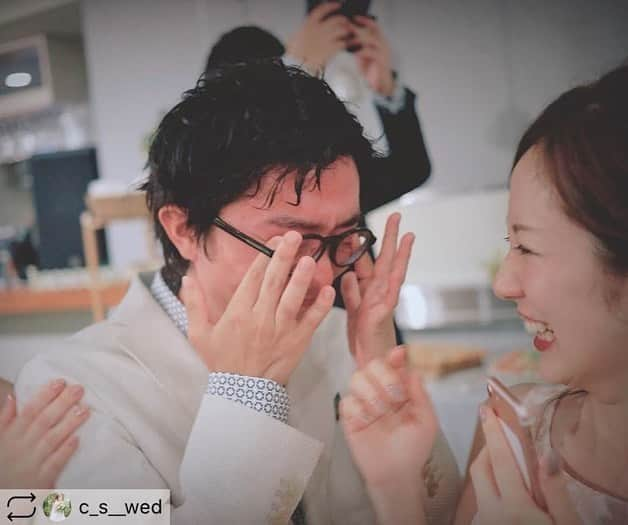 hacocoro weddingさんのインスタグラム写真 - (hacocoro weddingInstagram)「・ こちらのお写真は @c_s__wedさまより リグラムさせていただきました♡ 父の日が結婚式を振り返る時間に。 お父様との素敵なお写真にほっこり^^ ❁ 幸せのお手伝いができたこと心より嬉しく思います♡ ・ 【お客様の声】 父の日ありがとうの日💓 . ..ということで お久しぶりですが、父とのphotoをpost📸✨ .  大好きなお父さんは 実は二次会でまさかのサプライズ登場( ; ; )✨ .  これは🤵が考えてくれたサプライズ演出で、 結婚式には来れなかった父と一緒に 叶えたかったバージンロードを 歩かせてもらいました...。 この計画はゲストも殆ど皆知らなかったそうです。 .  結婚式終わって、"二次会は絶対泣かないわ〜！"って言いながらのスタートだったのに まさかの大号泣😭な瞬間でした。(顔がヤバイ)笑 .  今年も元気に健康で居てね お父さん☺︎ .  #載せてなかったシリーズ #二次会レポ#結婚式二次会 #二次会ドレス#前撮りドレス #セルドレス#jenniferbehr #卒花嫁#結婚式#プレ花嫁#結婚準備#tg花嫁 #ウエディングレポ#プラコレ#farnyレポ#みんなのウェディング#Wedding#夏婚#2019年夏婚 #全国のプレ花嫁さんと繋がりたい #dressy花嫁#farnyレポ#ハナコレ #ウェディングソムリエアンバサダー #フォトジェニックブライドアンバサダー#卒花レポ#マイレポ#ゼクシィ花嫁#卒花嫁レポ ・ ・ 【会場】 #ROJIbyhacocoro ------------------- #hacocoroをつけて、 当日の様子をUPしてくださいね⁂* 公式IGにてリグラムされるかも♡ ------------------- ▽1.5次会、二次会はお任せください❁ お問い合わせはTOPから* >>>@hacocoro_wedding ------------------- ▽顔合わせ、家族婚についてはこちらから❁ >>>@yuinomono_ale -------------------」6月23日 13時28分 - hacocoro_wedding