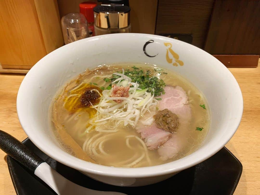 SUSURUさんのインスタグラム写真 - (SUSURUInstagram)「SOBA HOUSE 金色不如帰 新宿御苑本店 真鯛と蛤の塩そば 自粛明けにすすりたかった金色不如帰へ！ 透き通ったスープを一口飲んでみると、鯛の風味と蛤の旨味が広がって美味しいです😍 全粒粉入りの中細自家製麺がツルッとすすれる気持ちの良い食感で、スープともよく絡みます🍜 数々の味変アイテムが食べ進めるにつれ交わっていき、和洋折衷、中華のエッセンスも感じられるハイセンスな一杯をいただきました🍥 #susuru_tv  #金色不如帰 #SOBAHOUSE金色不如帰 #新宿御苑前 #新宿 #東京 #うまい  #ラーメン #らーめん #ramen #ラーメン部 #ramennoodles #毎日ラーメン生活 #麺スタグラム #japaneseramen #japanramen #foodstagram #foodie #noodles #instanoodle #instaramen #instafood #susururecommended #東京ラーメン #konjikihototogisu」6月23日 13時29分 - susuru_tv