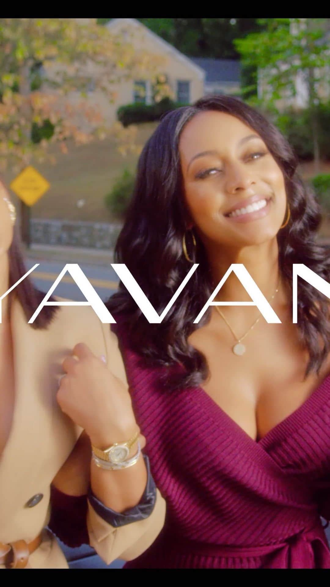 ケリー・ヒルソンのインスタグラム：「I’m proud to be a brand ambassador for a Black female owned tech company @myavanahaircare, a new destination for healthy hair care! MYAVANA makes your hair life easier with their new mobile app. Simply take a photo of your hair and get instantly matched to the products that will give you the best results. Save time, money, and feel confident having the hair that you love. The app also gives you access to: •Chat with a personal hair consultant •Video content for healthy hair guidance •Hair kit for a deeper hair analysis ✨ Follow @myavanahaircare now and click the link in their bio to download + subscribe to the new mobile app! ✨ #SupportBlackBusiness #TheBlackPact #BlackOwned #WomenSupportingWomen #MyavanaHairCare ✨ Director: @a_m_visuals Producer: @kissworksstudios Creative Director: @tariej4eva Hair: @lovestodohair Makeup: @makeupbygray Wardrobe: @dallasthestylist  CC: @letoyaluckett & @eudoxie 💞」