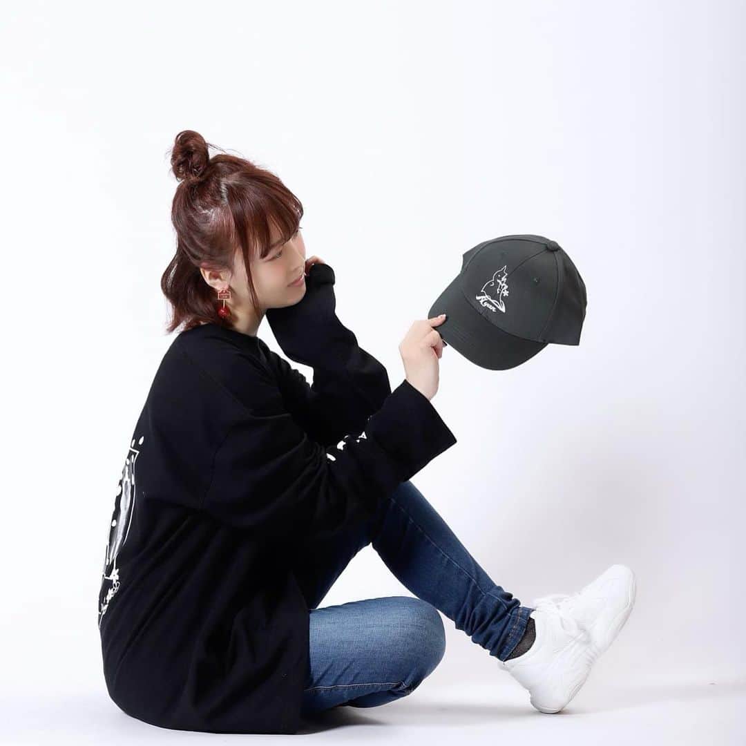桜咲千依のインスタグラム：「【✨キャップ5色✨】 LIVERTINE AGE様とのコラボ企画！ 第4弾受注中✨✨ 今回はロングTシャツとキャップをコラボさせていただきました🐈  今日はキャップ5色のご紹介です❤  ねこおばけのイラストデザインさせていただきました🐈 刺繍でめちゃくちゃ可愛いです❤お気に入り😍 【🍀6月25日までの完全受注生産です🍀】 https://livertineage.jp/SHOP/189784/216604/list.html  #LIVERTINEAGE #LTA #リヴァティーンエイジ #JAPAN #Japanculture #tokyo #桜咲千依 #fashion #mensfashion #ladiesfashion #日本 #ファッション #メンズファッション #レディースファッション #長袖Tシャツ #キャップ」