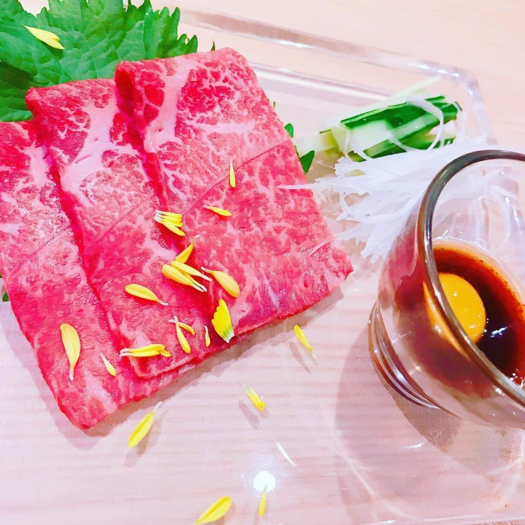 肉割烹吟北新地店さんのインスタグラム写真 - (肉割烹吟北新地店Instagram)「おはよう御座います。  ほんの一部ではございますが こちらは楓コースにございます 〜お造り〜 吟オリジナル　尾崎牛ユッケ風  胡瓜と白ネギを 尾崎牛に巻いて 吟オリジナルの特製ダレにつけたら もう絶品で御座います。  是非ご賞味ください。  #肉割烹吟  #尾崎牛  #宮崎  #北新地  #大阪  #梅田  #肉  #割烹  #和牛  #ディナー  #料理  #ワイン  #サプライズ  #デート  #接待  #顔合わせ  #コース  #記念日  #誕生日  #ステーキ  #肉食女子 #肉好きな人と繋がりたい  #グルメな人と繋がりたい  #肉スタグラム  #肉好き  #インスタ映え  #すき焼き  #コロナ対策」6月23日 13時42分 - gin.kitashinchi