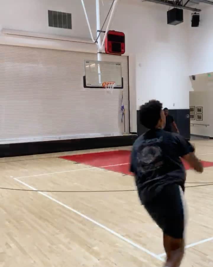 ニック・ヤングのインスタグラム：「Shooter shoot  #SlingShot keep the form up to the ball hit the ground (leatha voice)」