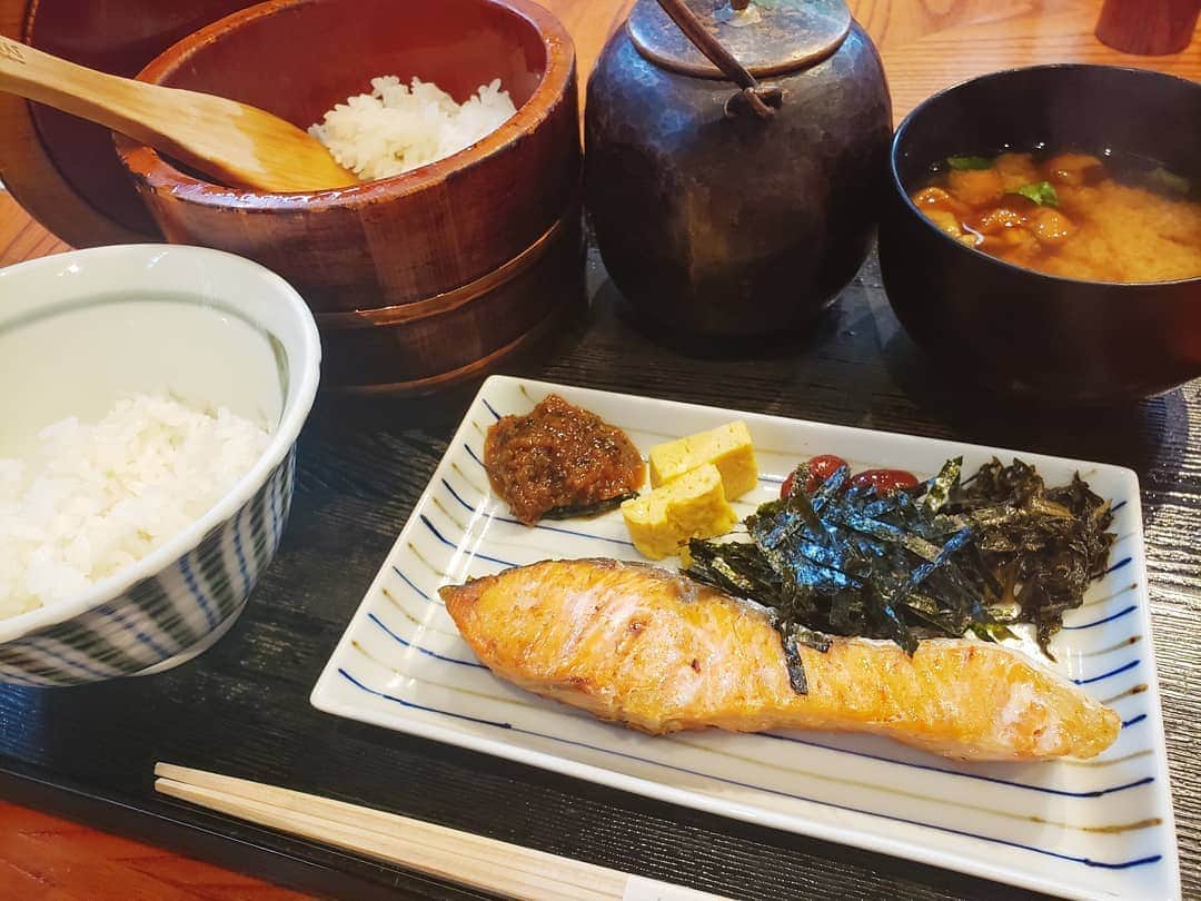 葉山いくみのインスタグラム：「久しぶりに大好きな定食屋さんに来れたー！ おいしい～😋🍴💕」