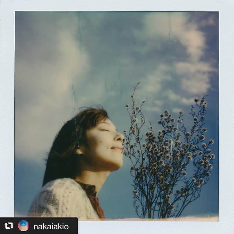 しじみさんのインスタグラム写真 - (しじみInstagram)「#repost @nakaiakio via @PhotoAroundApp  Beginning of New year 🎍✨✨ #polaroidoriginals #Polaroid #onestepplus #sx70color #portrait #ポラロイド #フィルム #ポートレート#film  Model @amcche 🎞@polaroidoriginals #blue #sky」6月23日 13時53分 - amcche