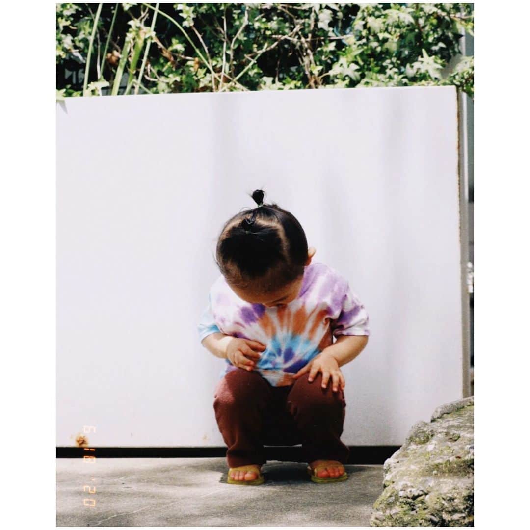 高園あずささんのインスタグラム写真 - (高園あずさInstagram)「こないだの色違い💜 キッズのタイダイTeeを作りました🌞 size / 100,120の purple,green の2色展開。 大人ももちろんありますよ〜。 . 娘は82cmでsize 100を着用しました✔︎ #こちらも一丁前にモデル立ち  #たまらないフォルム  #タイダイ #子供服　 #ichika_ #1y8m #1歳 #女の子」6月23日 13時54分 - azusa_takazono