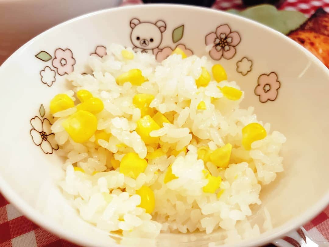 葉山いくみのインスタグラム：「昨日の晩ごはんは頂き物のとうもろこしを炊き込みご飯に🌽 昨日も鮭食べたのに今日のランチも鮭にしちゃった～」