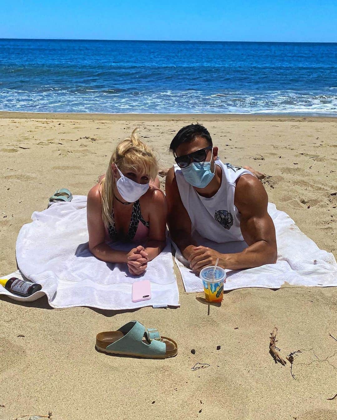 Just Jaredさんのインスタグラム写真 - (Just JaredInstagram)「@britneyspears has shared these photos from her beach day with boyfriend @samasghari! #BritneySpears #SamAsghari Photos: @britneyspears」6月23日 13時57分 - justjared