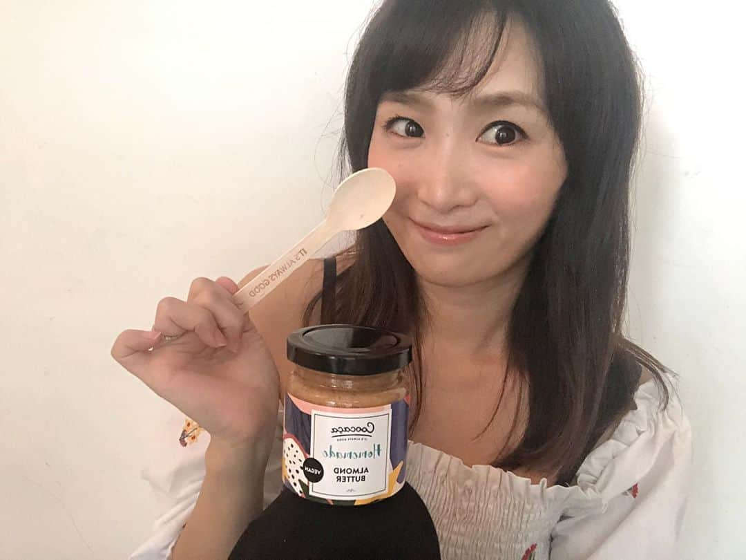 橋本麻里衣さんのインスタグラム写真 - (橋本麻里衣Instagram)「Yummy ﻿Yummy..☺︎ ＊ ＊ 最近このアーモンドバターにハマっています..❤︎ ＊ 海外セレブの間でとても人気で、レディーガガの冷蔵庫に必ず入っている食べ物だとか聞いたことはありましたが、これまであまり食べる機会がなくて。  CoocaçaのDIYキットにホームメイドアーモンドバターが入っていて食べ始めたら、香ばしさとコクがあってすごく美味しくて‼︎ ＊ トーストにたっぷり塗るのが1番のお気に入りですが、アサイーボウルやスムージーに入れるのも良いし、フルーツにかけたりそのまま食べるのも好きで、もう4瓶目！ ＊ ビタミンやミネラル、食物繊維も豊富なので美味しくて食べながら綺麗になれそうな気がします..❤︎ ＊ #singaporelife#sglocallife#lifeinsingapore#igsg#sgig#coocaca#Coocaçasg#ItsAlwaysGood#シンガポールライフ#シンガポール生活#シンガポールカフェ#シンガポール在住#シンガポールおすすめ#シンガポール子育て#男の子のママ#生後18ヶ月#4歳#二児ママ#海外生活#美味しいデザート#スーパーフード#アーモンドバター ☺︎」6月23日 13時58分 - mariihashimoto