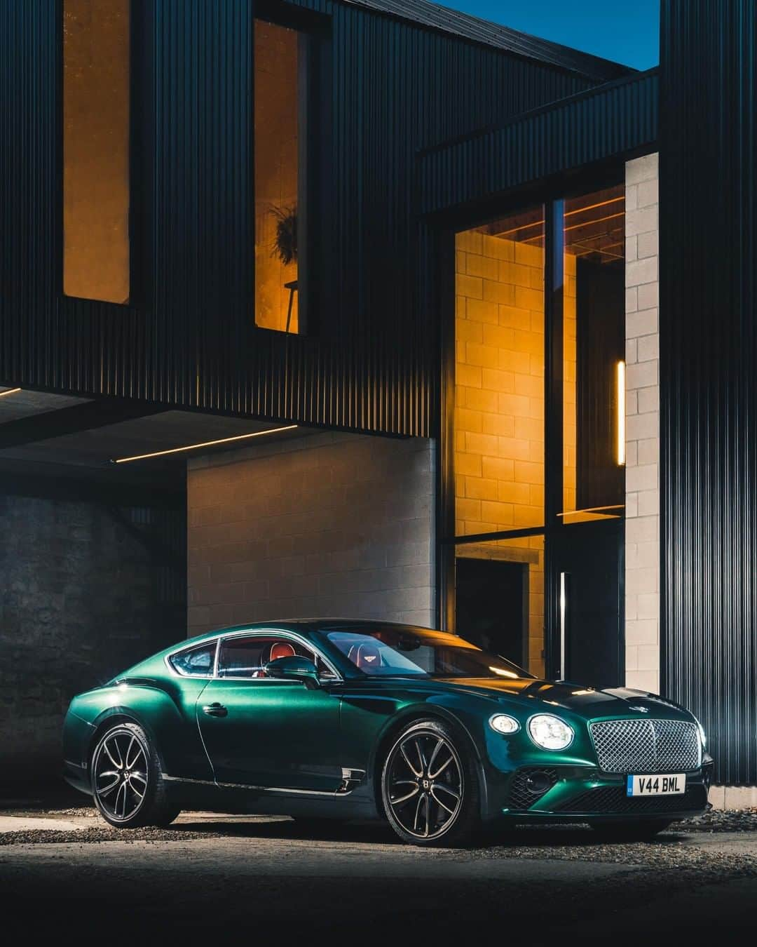 ベントレーさんのインスタグラム写真 - (ベントレーInstagram)「Parked, but never really halted. The #Bentley #ContinentalGT. _ Continental GT WLTP drive cycle: combined fuel consumption: 20.8 mpg (13.6 l/100 km), combined CO₂: 308 g/km. Photo by @tomkahler」6月23日 14時00分 - bentleymotors