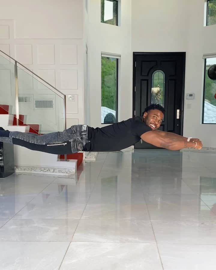 ジェイソン・デルーロのインスタグラム：「Just got my floors cleaned @realestmannyfresh」