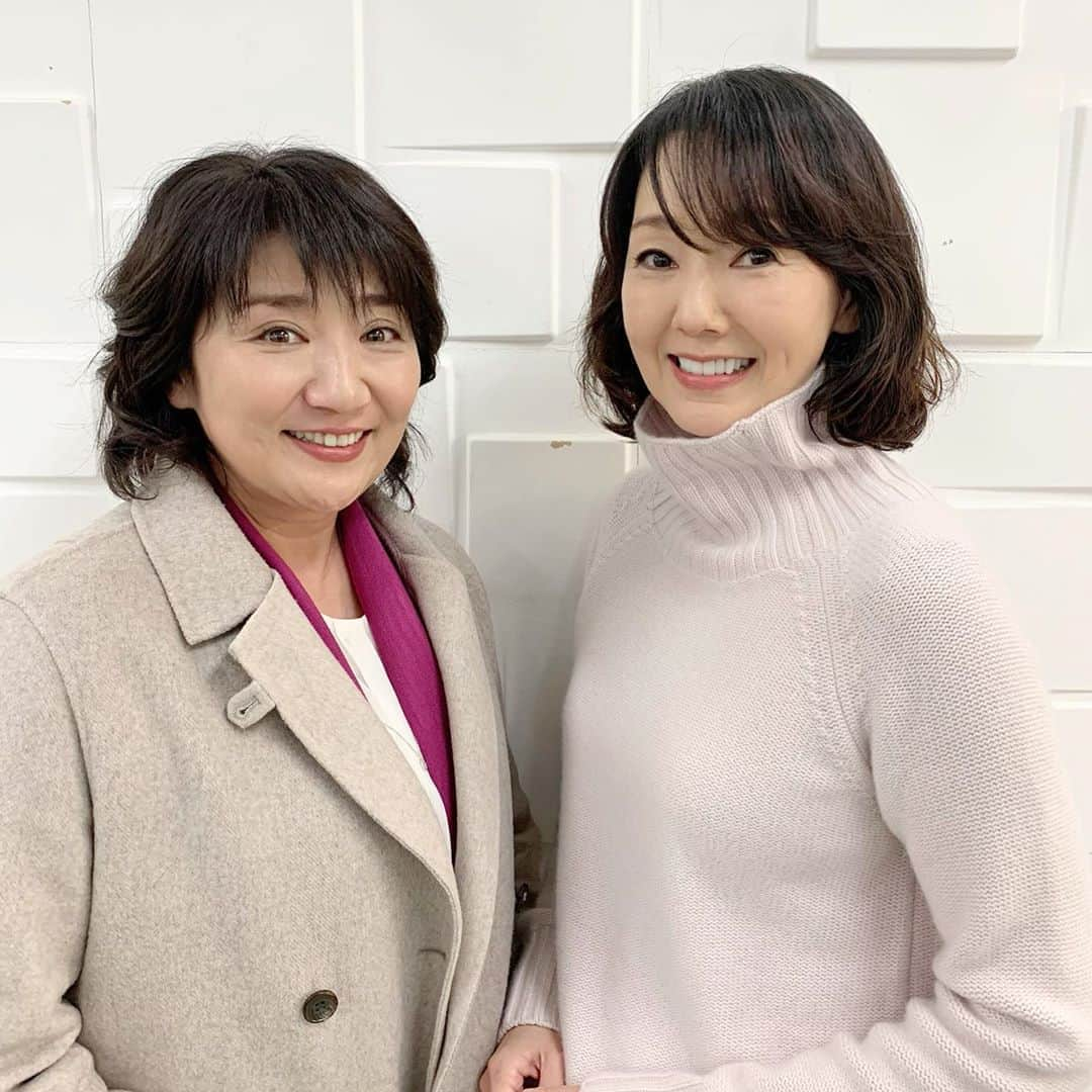 とよた真帆さんのインスタグラム写真 - (とよた真帆Instagram)「昨日はドラマOAでした。撮影したのが２月でまた寒い時期。髪の毛もだいぶ短いですね〜何だか懐かしく写真を投稿しています  #松下由樹 さんとはドラマ #ナースのお仕事 以来で 時間がたつのはあっという間です。 話す内容も年齢を重ねてだいぶ違っていたので笑い合っていました。  2枚目の写真は#遠藤久美子 ちゃん。愛らしい話し方とお人柄で、守ってあげたくなる可憐な可愛さがあり横にいるとキュンとしてましたよ〜  3枚目は#南野陽子 ちゃん。プライベートでも仲良しですが、陽子ちゃんは意外や意外、会話に自虐ネタを仕込んでいるとっても面白い方です  監督は#水谷俊之 監督でやはり再会でしたので こうして何年ぶりかにご一緒できるのは女優業の楽しさでもあります。ご縁って素敵です。また皆んなとすぐにお会いしたいな。  #maho #mahostyle #ドラマ #女優 #テレビ東京 #actor #actress」6月23日 5時34分 - maho_toyota