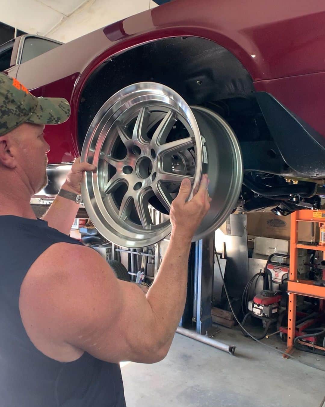 ストーン・コールド・スティーブ・オースチンのインスタグラム：「Got a bad ass set of Rocket Attack @rocketracingwheels for the BSR Z-28. Back at it again tomorrow with Travis @ctpconcepts  @ridetechsuspension  @wilwooddiscbrakes  #bsrcamaro #ctpconcepts  #rocketracingwheels  #ridetechsuspension  #wilwoodbrakes  #bsrz28」