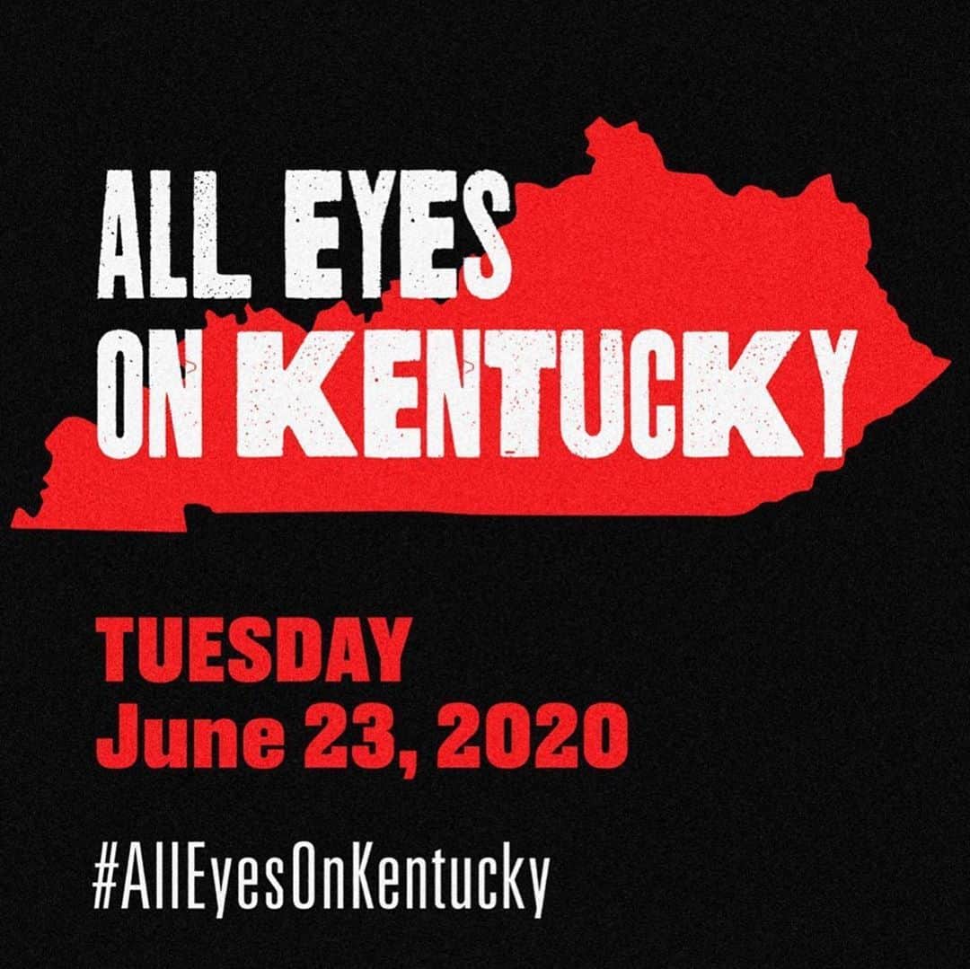 ケイト・ハリソンのインスタグラム：「ALL EYES ON KENTUCKY!  ALL HANDS ON DECK!  As some of you may know, there is a primary election coming up in Kentucky this Tuesday, June 23.  What’s happening in Kentucky is a perfect storm of America's most pressing issues. Breonna Taylor was murdered in Louisville and still, there has been no justice. Voter suppression is real; Jefferson County has ONE polling place for 600,000 people. Mitch McConnell’s got to go and in his place we have the chance to elect a senator, Charles Booker, someone who represents our values in this moment, whose work politically and on the ground, is in alignment with the change we want to see.  #alleyesonkentucky」