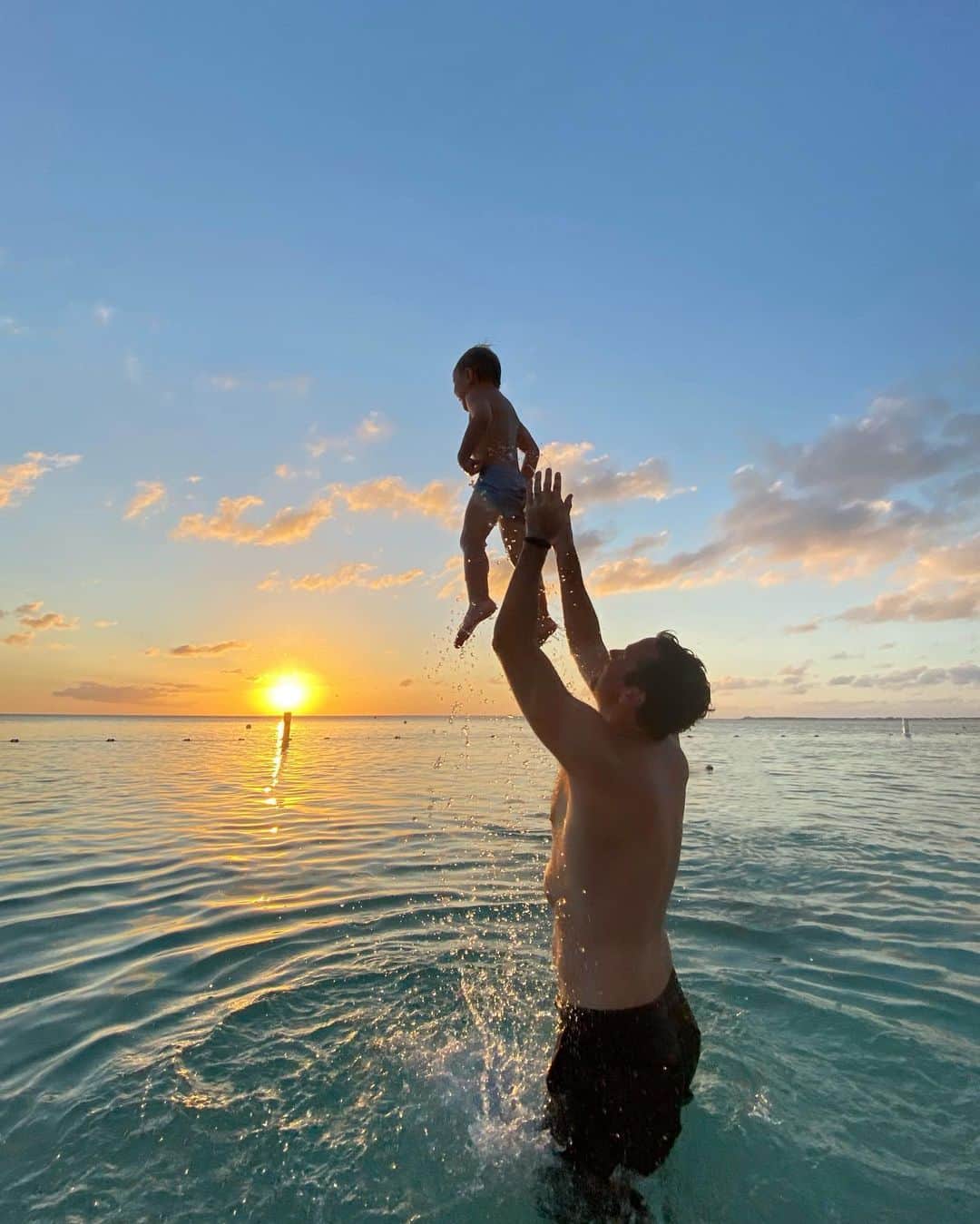 Elizabeth Chambers Hammerのインスタグラム：「Water pushing/child tossing reference explained. ✨」