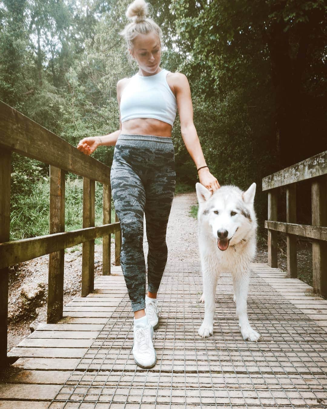 トニア・コーチのインスタグラム：「I walk twice a day everyday and I can honestly say,  walking clears my mind and makes me the happy Tonia I am today!!! The love I have for @nanookcouch is just crazy!! ❤️ #walkies #doggo #walking #cardio #nanook #gymwear」