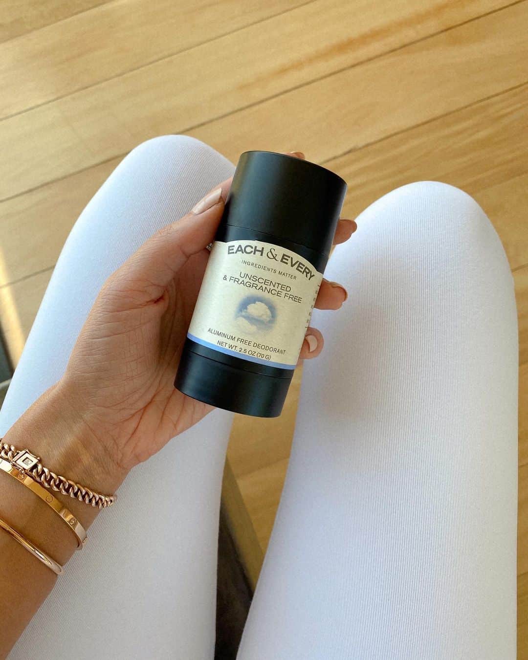 Marianna Hewittさんのインスタグラム写真 - (Marianna HewittInstagram)「Have you made the switch to natural deodorant yet? I’ve been using @eachandeverycompany for the last few months and it’s the first I’ve tried that hasn’t irritated my skin because it doesn’t have baking soda. If you want to try it out, use my promo code MARIANNA for 30% off your first purchase (link in stories!) #ad」6月23日 5時39分 - marianna_hewitt