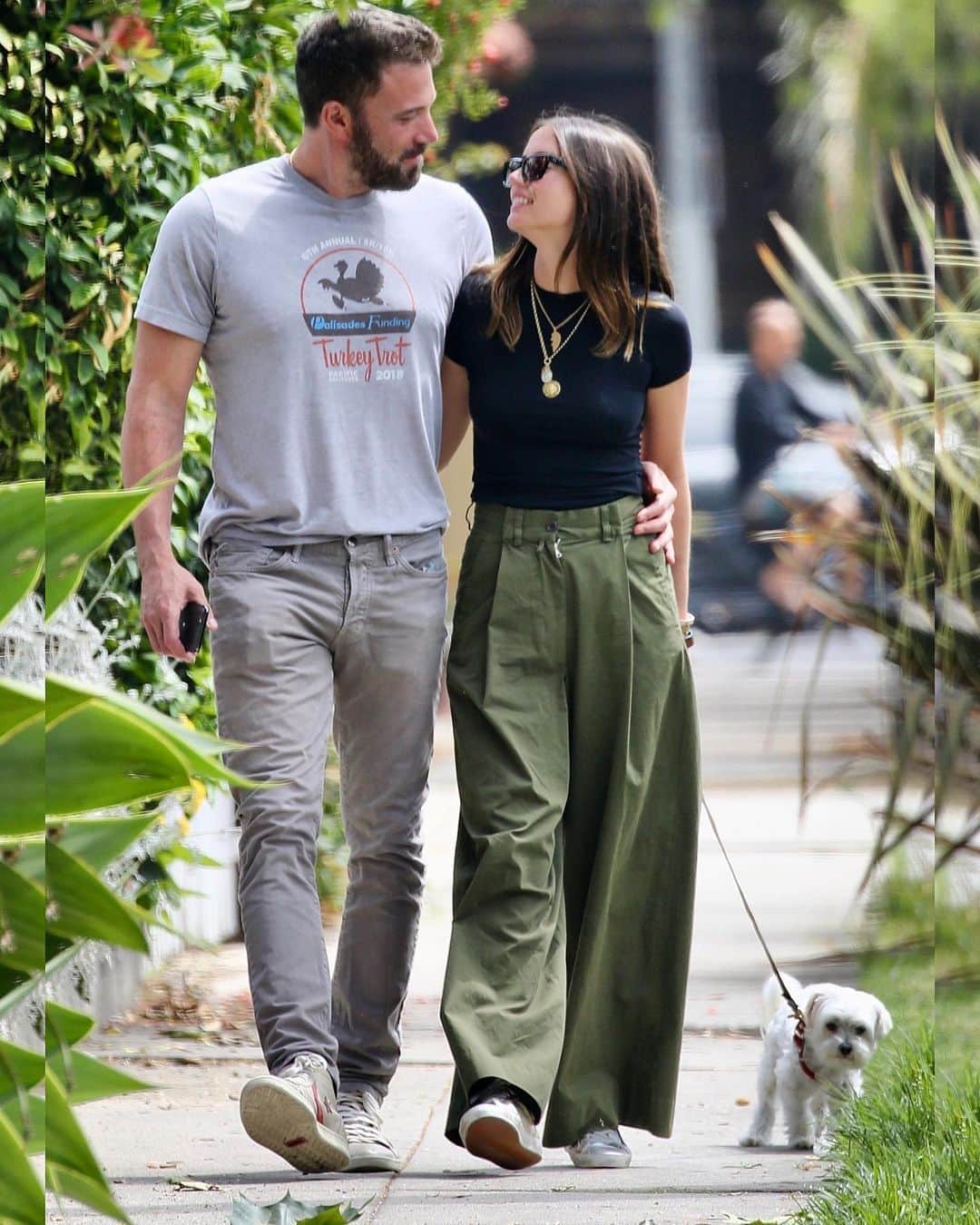Just Jaredさんのインスタグラム写真 - (Just JaredInstagram)「Ana de Armas and Ben Affleck have the look of love in their eyes after reuniting after Father’s Day weekend for a walk #AnadeArmas #BenAffleck Photos: Backgrid」6月23日 5時41分 - justjared