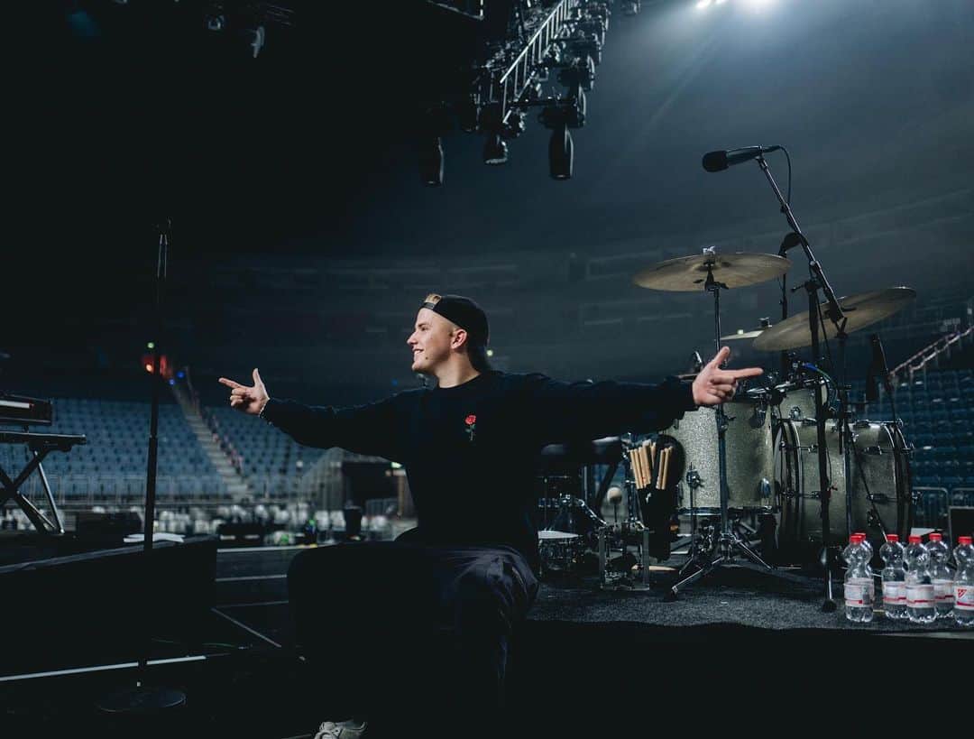 Kayefのインスタグラム：「Lanxess Arena.. irgendwann dieses Ding mal alleine voll machen - das wär KRANK! Like wenn du vorbei kommen würdest 😀🤟🏻」