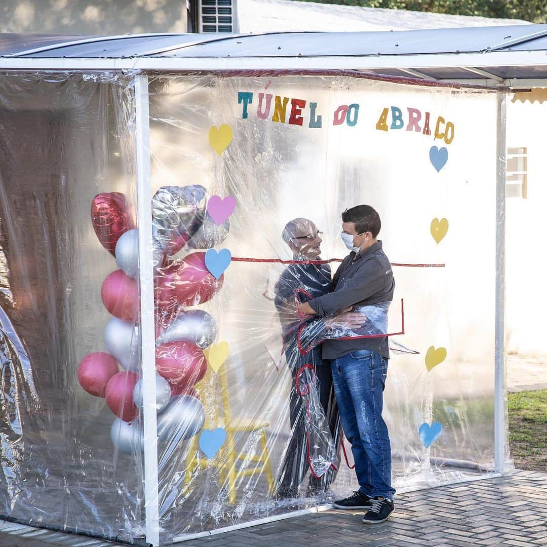 E! Onlineさんのインスタグラム写真 - (E! OnlineInstagram)「The "Hug Tunnel" at Geriatric Clinic Três Figueiras.📍Gravatai, Brazil. (📷:Getty Images)」6月23日 6時01分 - enews