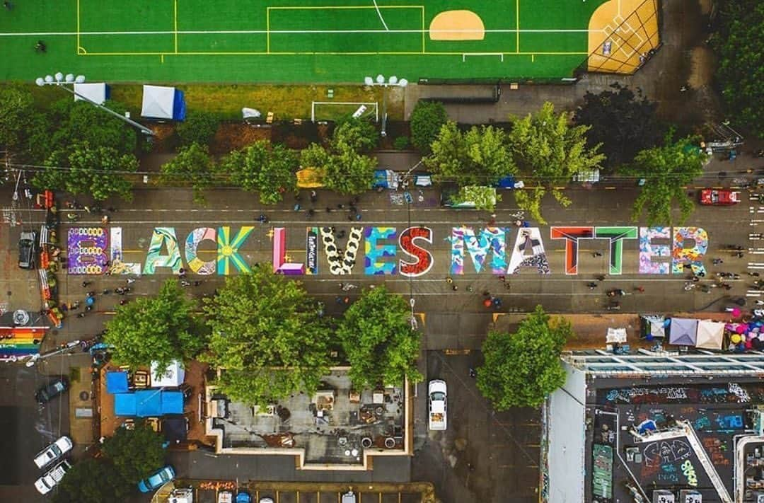 ジェイソン・ムラーズさんのインスタグラム写真 - (ジェイソン・ムラーズInstagram)「Here are some environmental reasons why equality is important. ⠀ 💨 Black Americans are exposed to 38% more polluted air than white Americans. 🏭 Black Americans are 75% more likely to live in “fence-line” communities (communities that are next to a company, industrial, or service facility & are directly affected in some way by the facility’s operation).⠀ ☁️ More than 1 million Black Americans live within ½ mile of existing oil & gas facilities and more than 6.7 million live in counties with oil refineries.⠀ 🌿 Approximately 13.4% of Black American children have asthma (over 1.3 million children), compared to 7.3% for white children. They are also 10x more likely to die from it.⠀ . pc: @kylekotajarvi  IG accounts of the artists: ⁣ B: @kimishaturner⁣ L: @perrypaints⁣ A: @onesevennine⁣ C: @thecurlynugget⁣ K: @thesoufender⁣ L: @drakesignanddesign ⁣ I: @stattheartist⁣ V: @aohamer⁣ E: @barryjohnson.co⁣ S: @snekeism ⁣ M: @moses_sun and more ⁣ A: @artbreakerbt ⁣ TT: @tdubcustoms⁣ E: @future_crystals⁣ R: @artvaultseattle Artist: @thekingfroshow⁣  #blacklivesmatter #regeneration #climatejustice @onetreeplanted」6月23日 6時01分 - jason_mraz