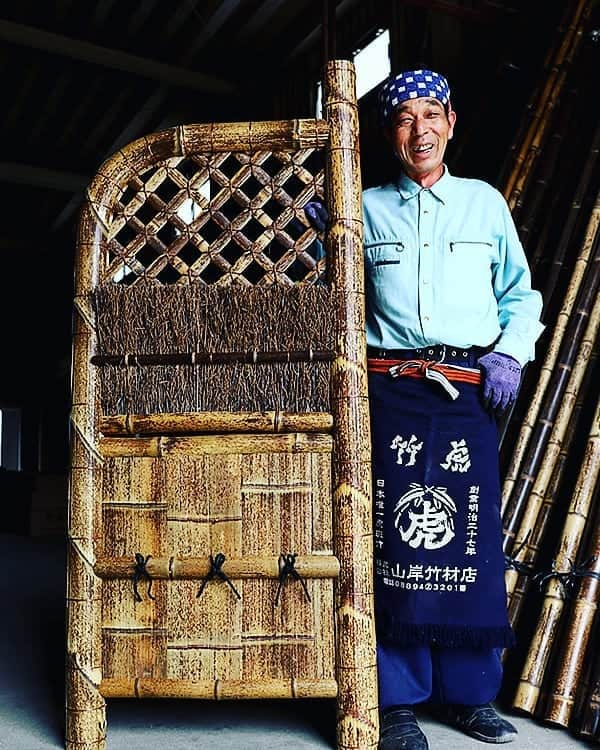 竹虎さんのインスタグラム写真 - (竹虎Instagram)「竹製の玉袖垣を今回ご紹介してみたいと思ったのには幾つか理由があります。ひとつは、ほんの一昔前まではこのような袖垣が普通に玄関脇などに設えられていたのに今では本当に大きな邸宅であるとか、和風の庭園や特別な場所にしか設置しない竹製品となってしまった事です。 . ご存知ない世代の方には信じられないかも知れません。日本は狭いようで広い国ですから、もちろん地域差はあって雪の多い地域では袖垣などあまり使われなかったりしますが、ごく一般的なご自宅の庭に設置されてきたものなのです。 . 毎月数回は定期的に10トントラックに袖垣を満載して出荷していた程ですし、イベント等に出かけて行っても4トン車くらいの製品は空になるほど人気と言うより当たり前に使われていた製品ですから少なくなったとは言え現在も需要はボツボツとあります。海外からの輸入品をホームセンターで見かけることもありますから、この虎竹枝折戸等と同様にやはりそれなりに流通している庭園用品ではあります。 . 袖垣を初めてご覧になられた方の多くが口にされるのは、一本の柱をそのまま使っていると思っていたのに細くわった虎竹を孟宗竹の芯に巻き付けている手のかかった細工への驚きです。そこで、少し長めのYouTube動画となりましたものの竹枠組みから仕上がるまでをご紹介することにしました。宜しければ、YouTube動画もどうかご覧ください。 . #竹虎 #虎斑竹専門店竹虎 #山岸竹材店 #竹虎四代目 #TAKETORA #竹  #竹屋 #竹製品 #竹細工 #竹工芸 #竹 #bamboo #虎竹 #真竹 #青竹 #淡竹 #白竹 #晒竹 #孟宗竹 #竹垣工場 #国産 #日本製 #垣 #竹垣 #袖垣 #玉袖垣 #竹垣作り方 #袖垣作り方 #袖垣製造 #竹垣職人」6月23日 6時02分 - taketora1894