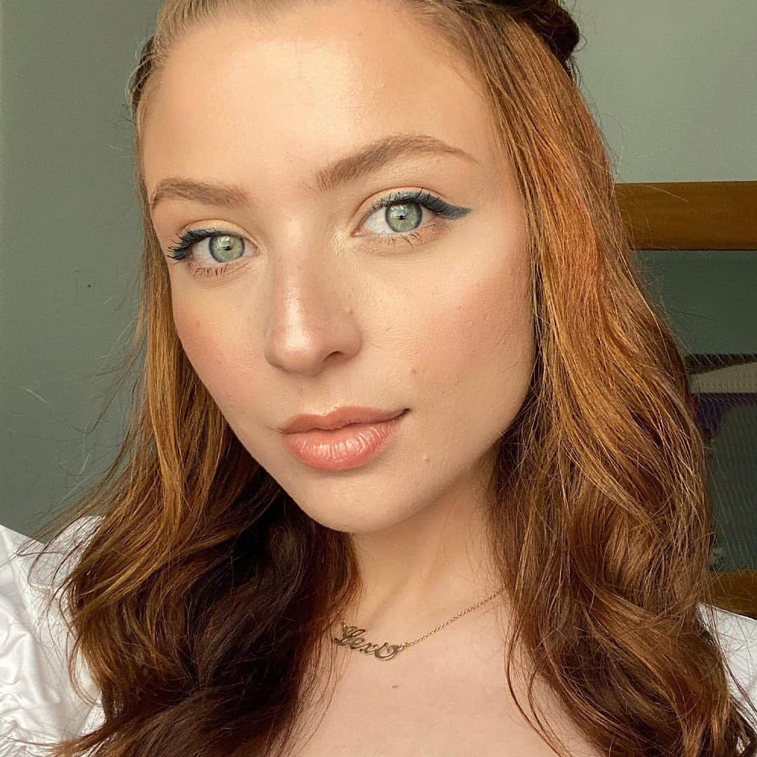 ボビイブラウンさんのインスタグラム写真 - (ボビイブラウンInstagram)「Our Artistry Coordinator @lexi_segal is here to help inspire your next at-home makeup style. Tap into our stories to see how she created a week of perfectly polished looks.  #bobbibrown #WFH #makeuplooks #easymakeup #BBWFH #artistry」6月23日 6時12分 - bobbibrown