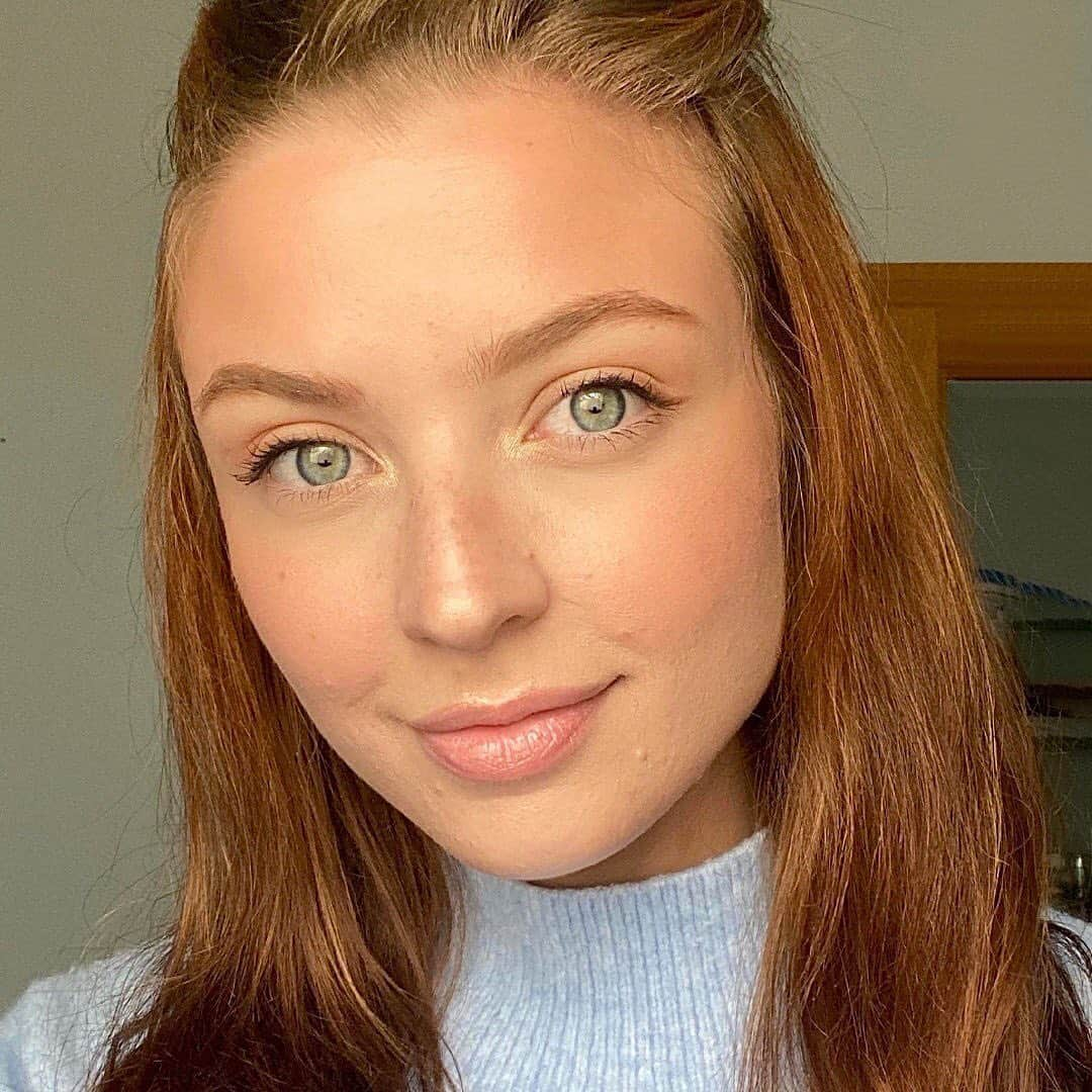 ボビイブラウンさんのインスタグラム写真 - (ボビイブラウンInstagram)「Our Artistry Coordinator @lexi_segal is here to help inspire your next at-home makeup style. Tap into our stories to see how she created a week of perfectly polished looks.  #bobbibrown #WFH #makeuplooks #easymakeup #BBWFH #artistry」6月23日 6時12分 - bobbibrown