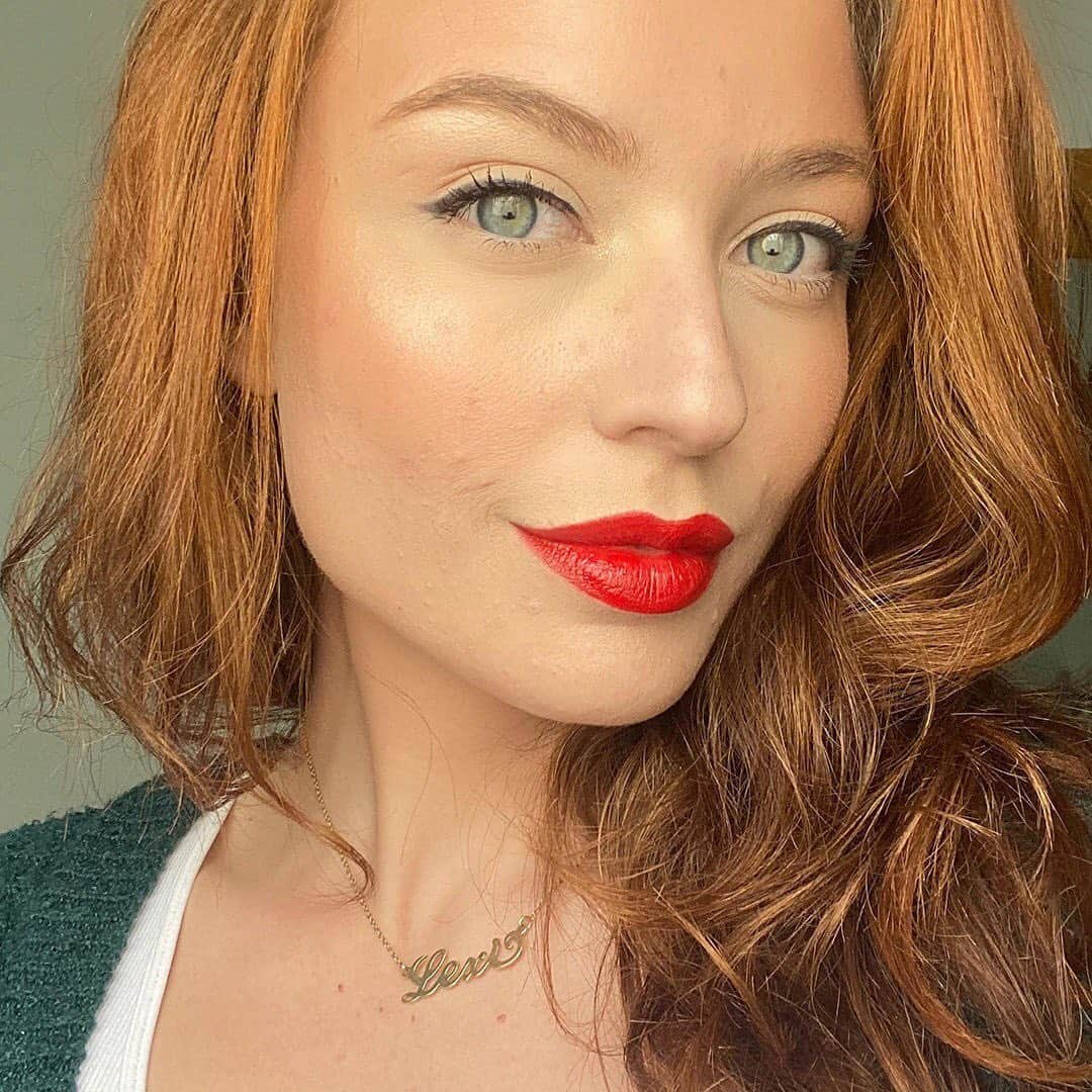 ボビイブラウンさんのインスタグラム写真 - (ボビイブラウンInstagram)「Our Artistry Coordinator @lexi_segal is here to help inspire your next at-home makeup style. Tap into our stories to see how she created a week of perfectly polished looks.  #bobbibrown #WFH #makeuplooks #easymakeup #BBWFH #artistry」6月23日 6時12分 - bobbibrown