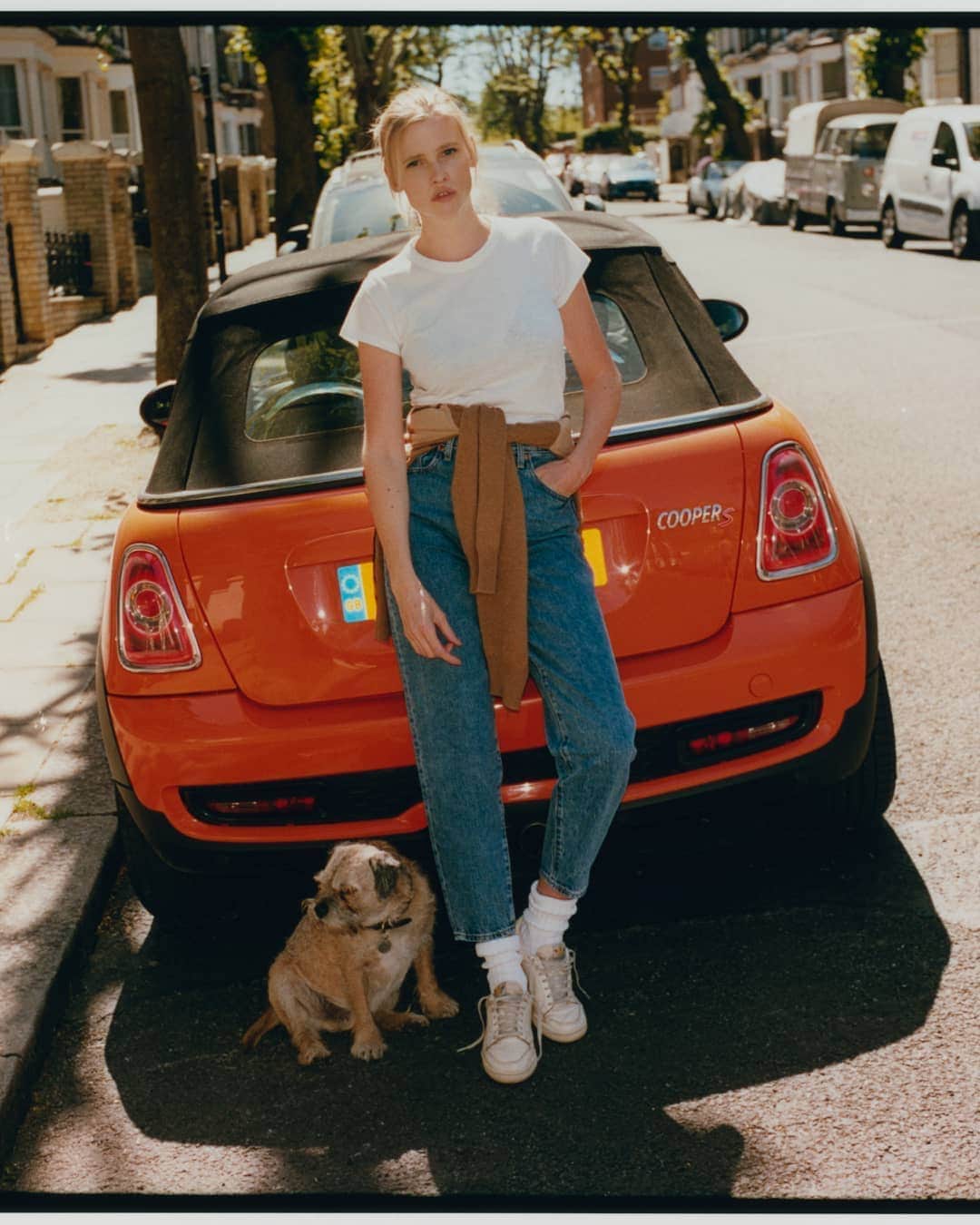 ラグ&ボーンのインスタグラム：「Lara Stone wears the Slub Tee outside her London home for The Wall Street Journal. @wsjmag #wsjmagazine  Photography by Dan Martensen, @danmartensen Styling by Clare Richardson, @clarerichardson1」